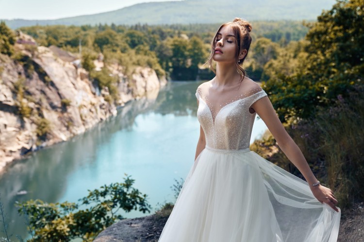 2203zb.jpg suknia ślubna z tiulową spódnicą..jpg