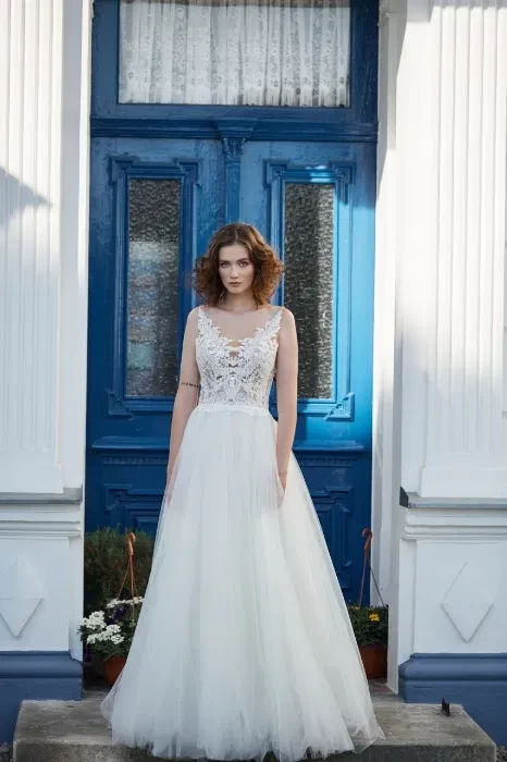 sorenta front suknia ślubna z koronkową górą.webp