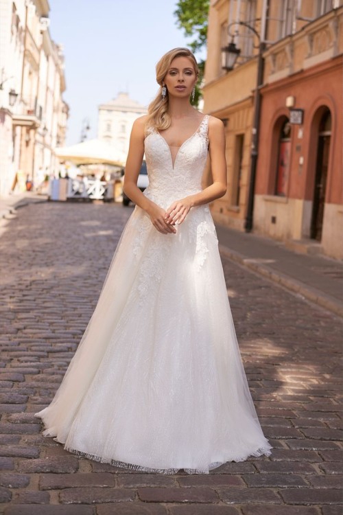 marissa suknia ślubna zdobona na ramiączkach.jpg