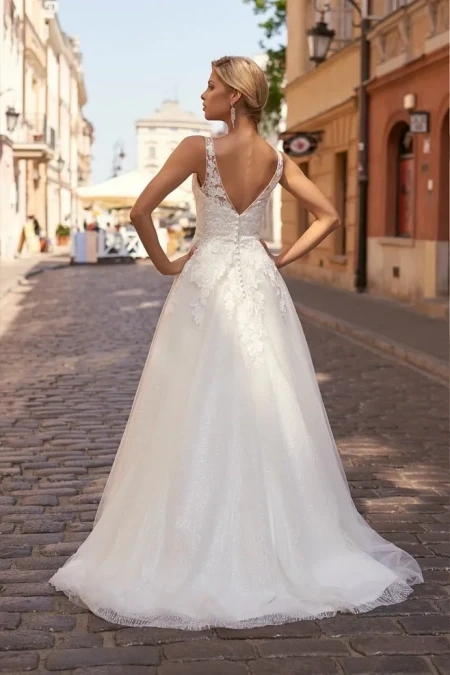 Marissa suknia ślubna z guzikami na plecach.webp