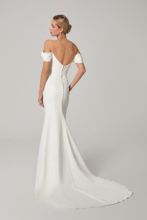 suknia ślubna z guzikami na plecach bibia.jpg