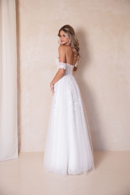 suknia z opadającymi ramiączkami