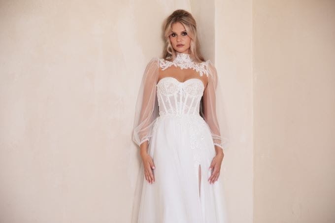suknia ślubna z odkrytymi ramionami
