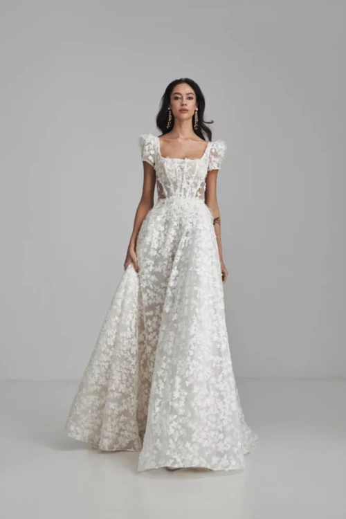 Celina suknia ślubna z rękawkami.webp