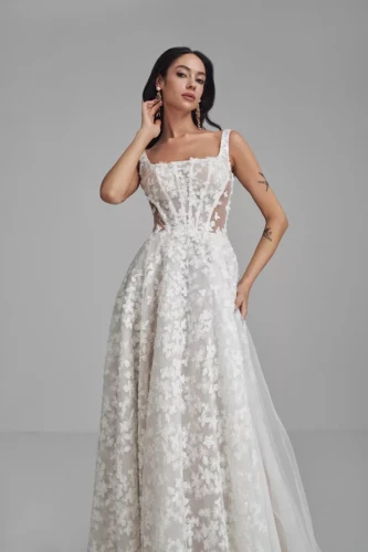 celina suknia ślubna z kwiatami 3d.webp