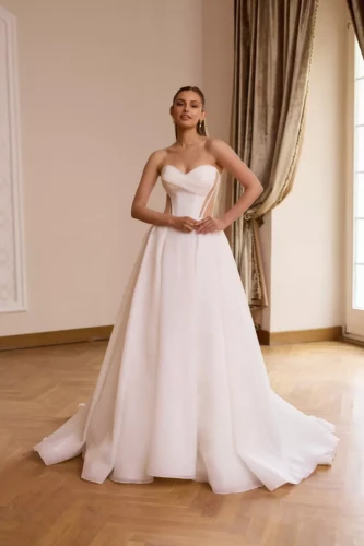 livia gładka suknia śłubna z gorsetem.webp
