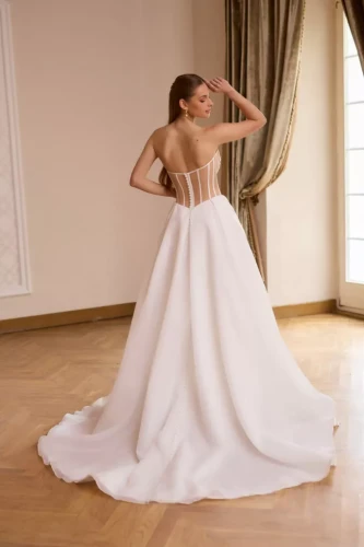 livia gładka suknia ślubna z guziczkami.webp