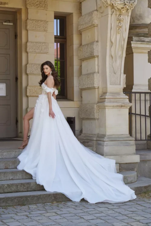 hellena suknia ślubna princess z trenem.webp